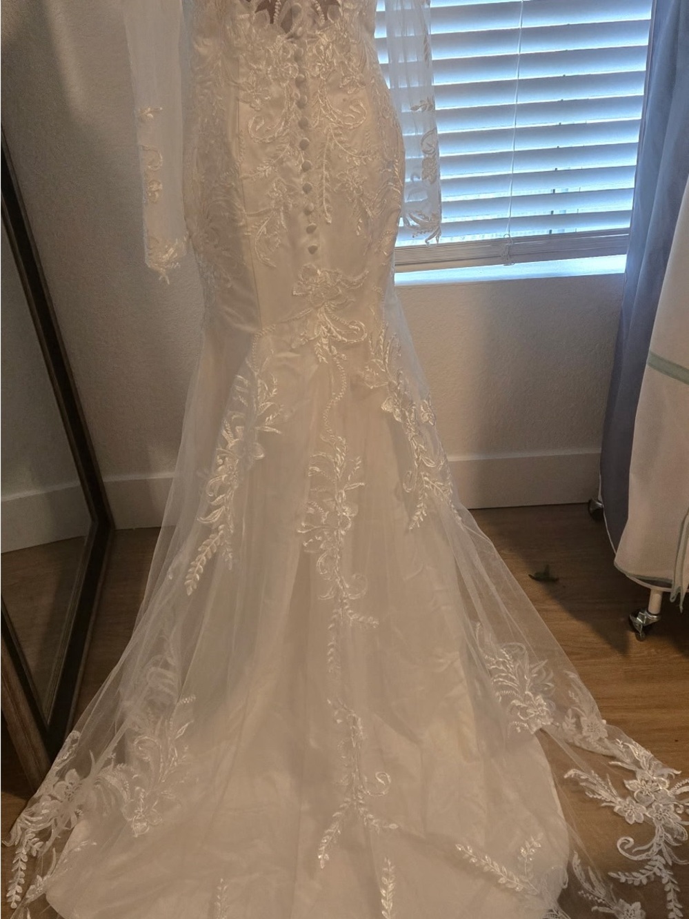Ivory Lace Mermaid Wedding Dress with Sheer Train never worn selected another - Picture 5 of 9